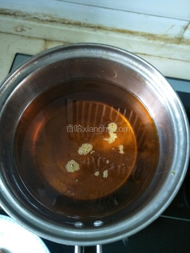 小锅中倒入多点的油