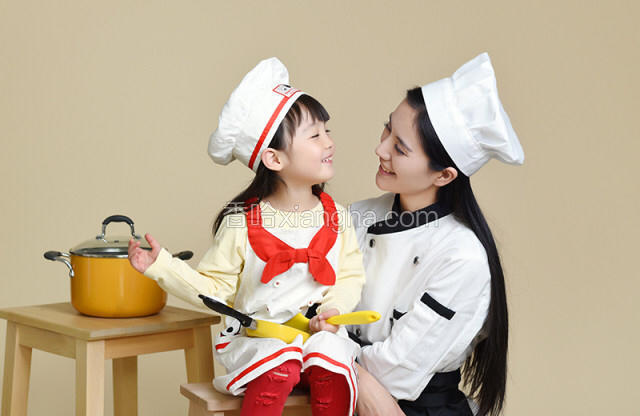 宝餐美厨娘-巧妈奚纬，宝餐一顿联合创始人之一。曾任中央电视台《天天饮食》节目总导演，《家有妙招》节目外景主持人，参与了上千道菜肴的制作，发明了几十种生活妙招。宝餐美厨娘-萌娃妞妞，宝餐一顿御用小麻豆，一岁登上《时尚芭莎》，获得2016“中国儿童”风采模特大赛全国十大风采奖，拍摄广告“美素佳儿”、“伊可新”、“龙牡壮骨颗粒”。