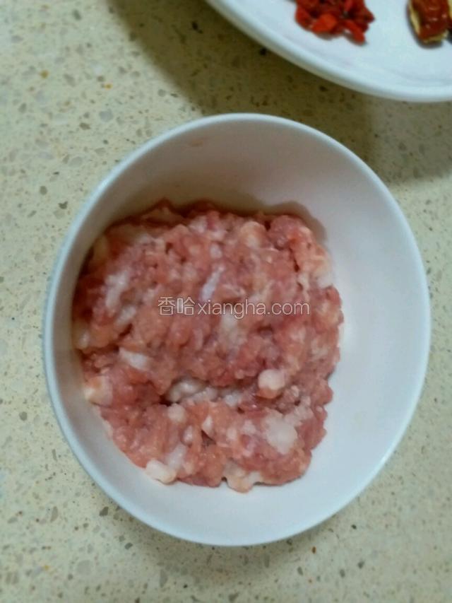 瘦肉洗干净，剁成肉泥（也可以切片，根据个人喜好就好）
