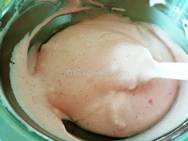 这是最后的蛋糕糊 颜色淡粉 如果是追求完美的同学可以适量加些色素