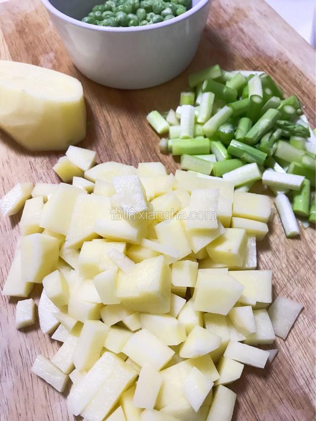 豌豆剥皮留豆子，洗净；土豆去皮洗净切丁；芦笋去掉老皮洗净切段，蒜拍碎
