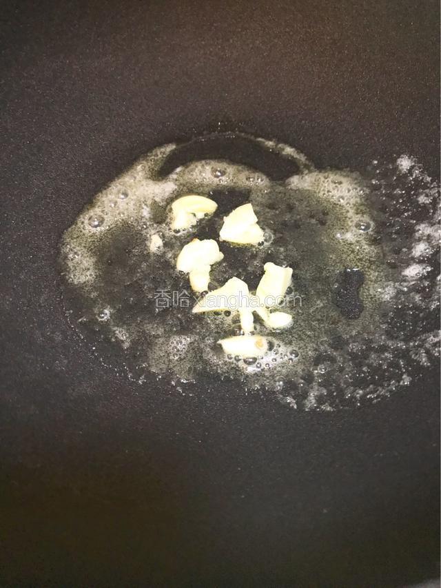 加入蒜片爆香