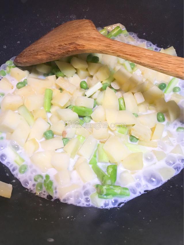加入牛奶炒均匀