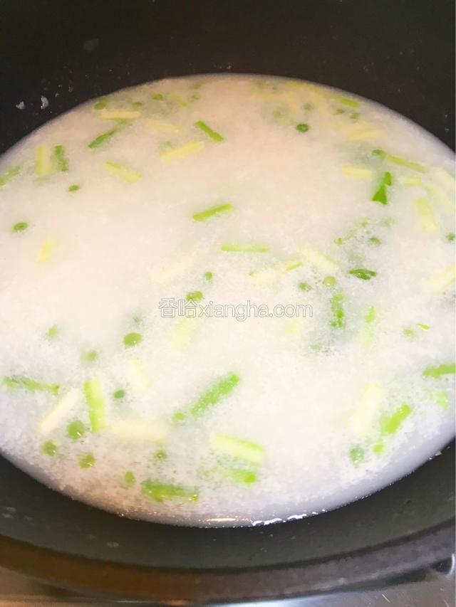 加入开水一碗，调入适量盐