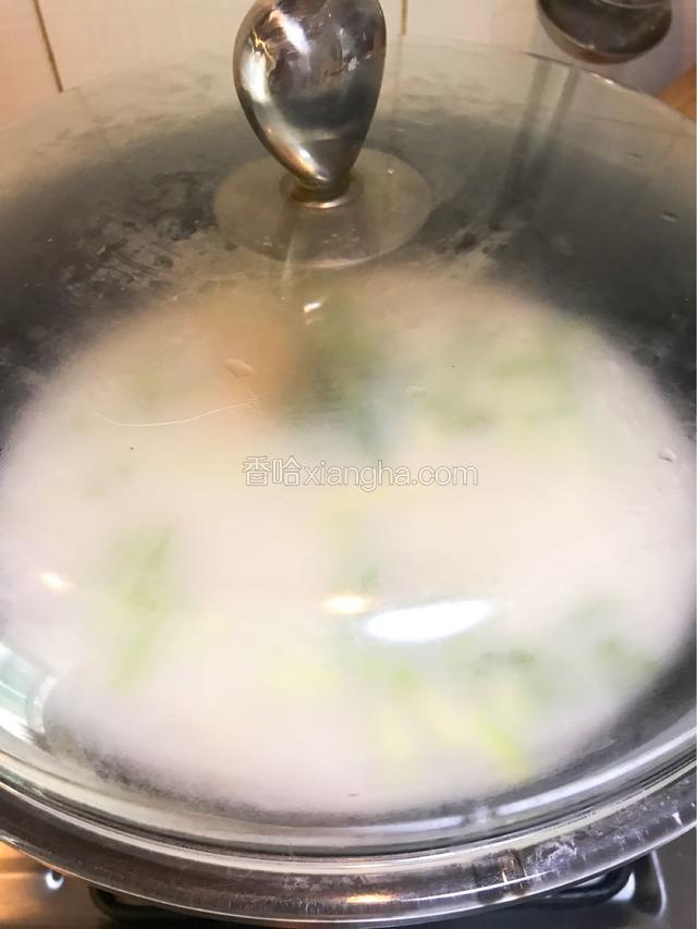 大火烧开，盖好盖子中火至土豆变软