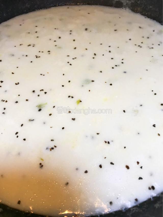 煮熟的汤关火撒上黑胡椒碎
