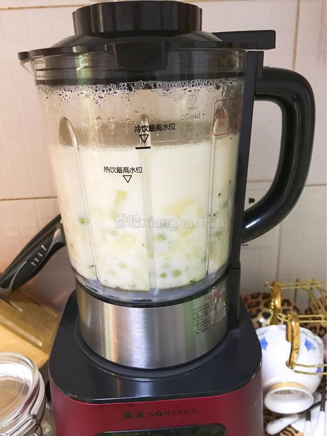 倒入搅拌机中打碎成浓汤