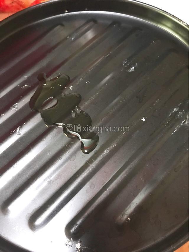 烤盘里刷上橄榄油