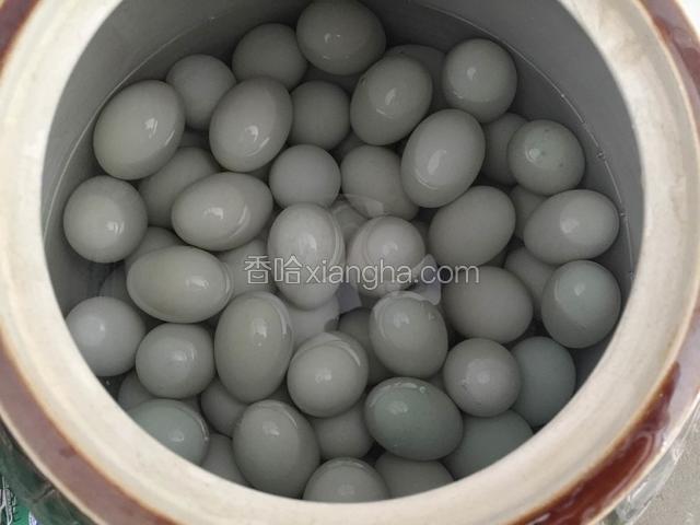 将热水倒入装鸭蛋的容器内，水量要以盖住鸭蛋为宜（如果有蛋飘浮在水面上，可以用个不太重的东西压一下），如果开始的水量不够，可以直接再倒入一些热水，腌20-30天。