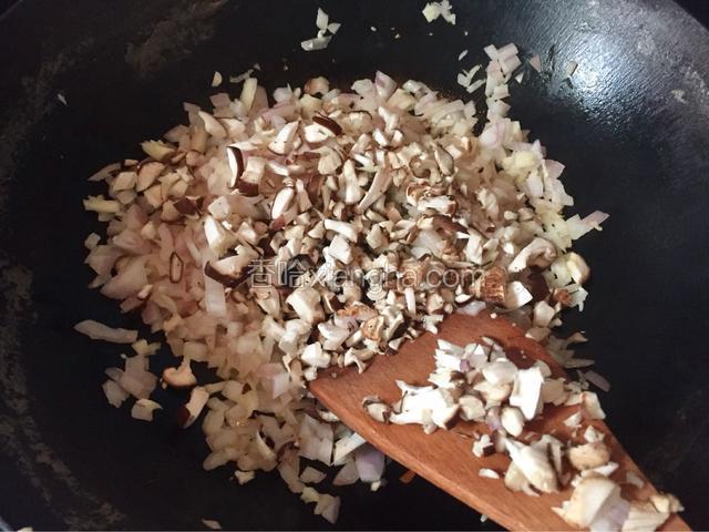 加入香菇丁，炒软