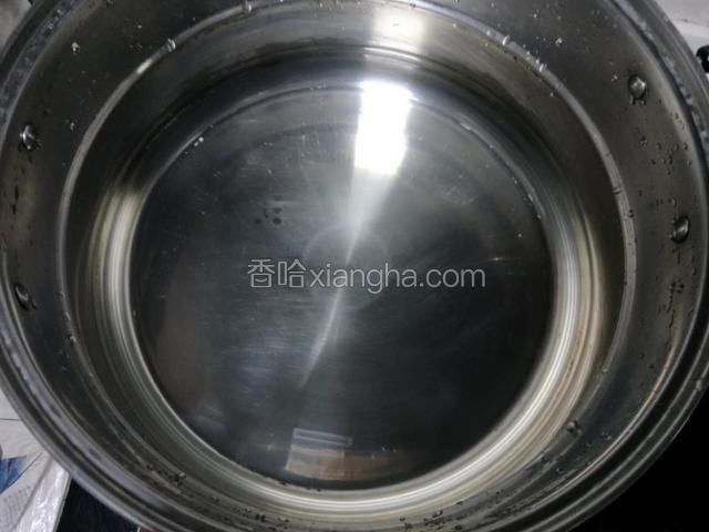 然后用锅里倒入2200热水烧开