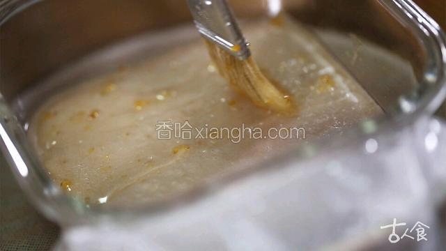 入锅蒸二十分钟，表面刷一层糖桂花，再蒸五分钟
