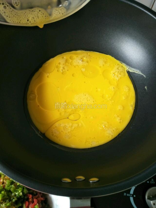 热锅凉油倒入鸡蛋液