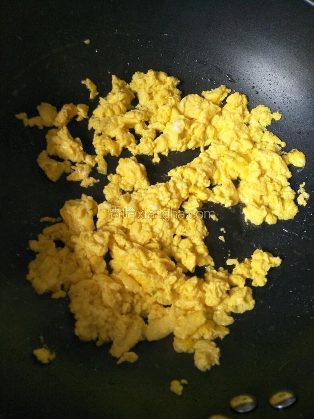 用铲子炒散