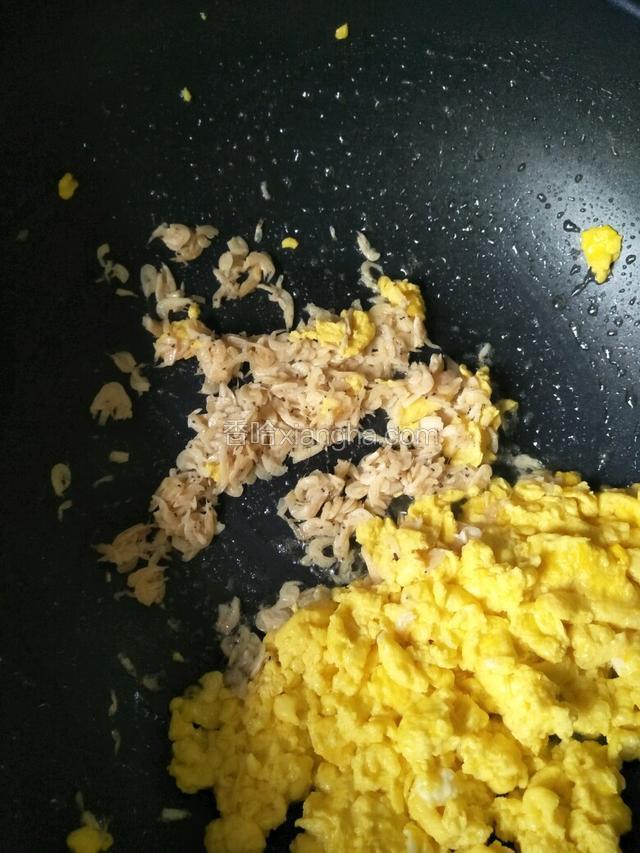 把虾皮倒入翻炒1分钟（我把鸡蛋刮到边上了，没有盛出来）