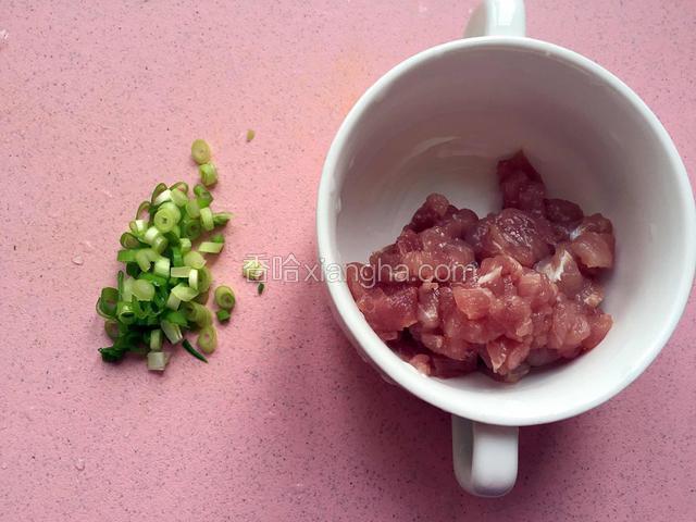 此时准备面汤材料，葱切末、猪肉切丝。