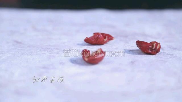 准备好所有食材。红枣去核，当归、枸杞、桂圆清洗干净。
