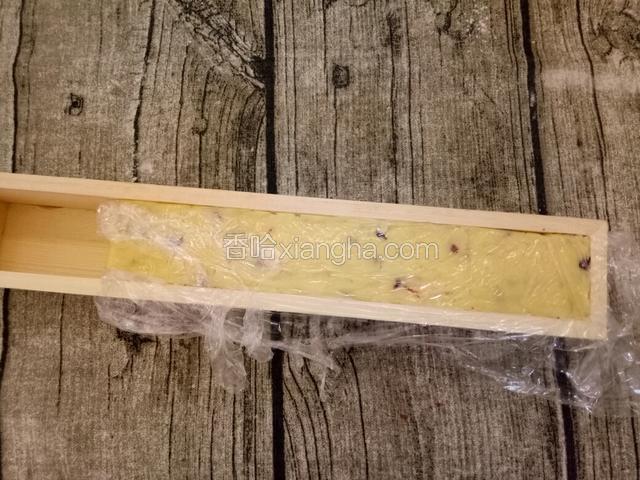 包一层保鲜膜，放入饼干模具，整好型
