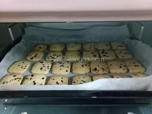 165度，烤18～20分钟，表面呈微金黄色即可