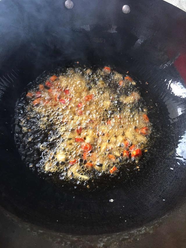 热锅放油，油七成热放入生姜蒜剁椒爆香