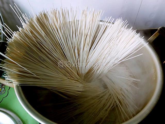 面下锅煮至八九分熟捞出