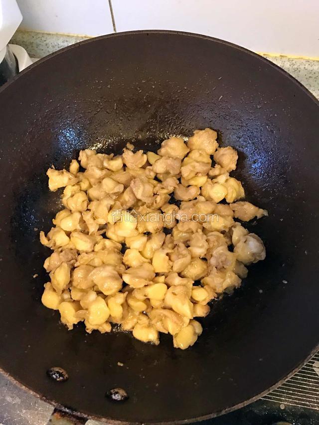 期间要不断的翻炒，后面会有点粘锅，炒至变色，喜欢脆脆口感的要多炒一会儿，这时可以加少许孜然粒，出锅时还会加，所以不要放多了。