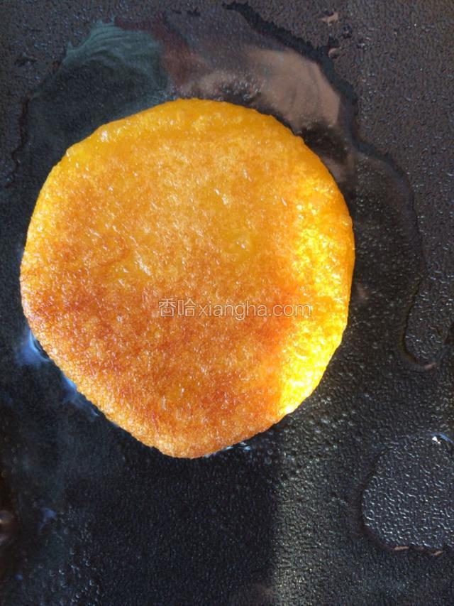 烙饼机预热三分钟后加入适量花生油至油开后把分好的南瓜粉团稍微压扁放入烙饼机内煎约四分钟后翻转煎另一面，直至两面金黄起锅（没有烙饼机的可用平底锅）