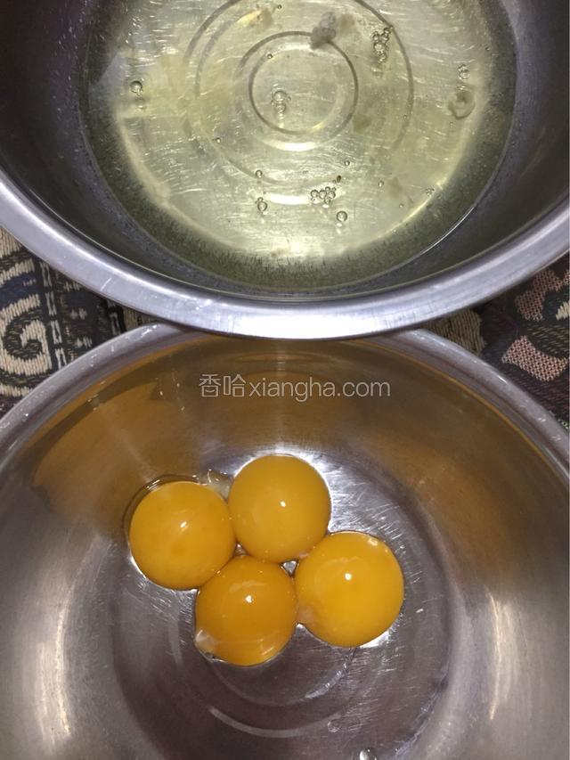 蛋白蛋黄分别打入无水无油盆中