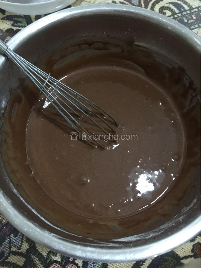 筛入蛋糕粉和可可粉搅拌均匀