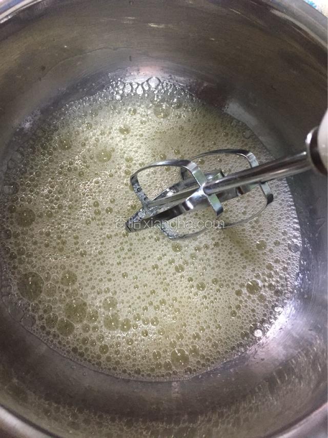 蛋白中放入三滴白醋打发成小泡