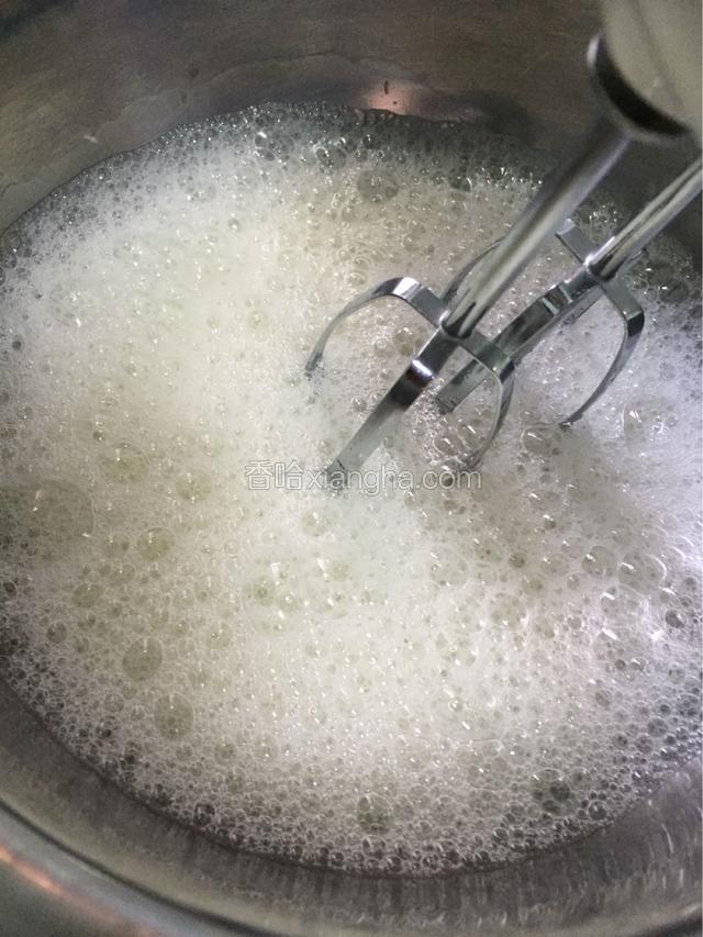 剩余白糖分三次放入继续打发