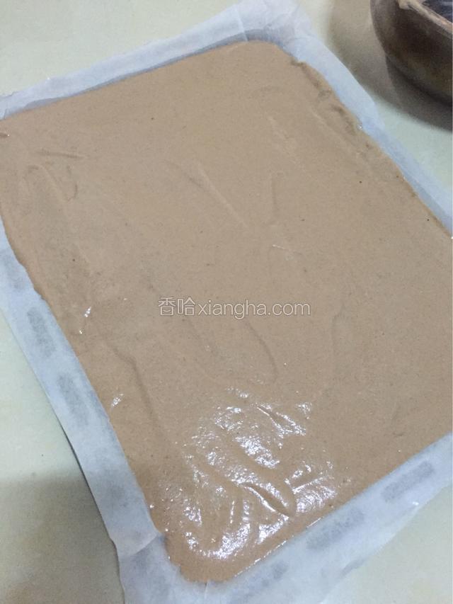 烤盘铺一层油纸 拌好的面糊倒入烤盘中 轻震出气泡