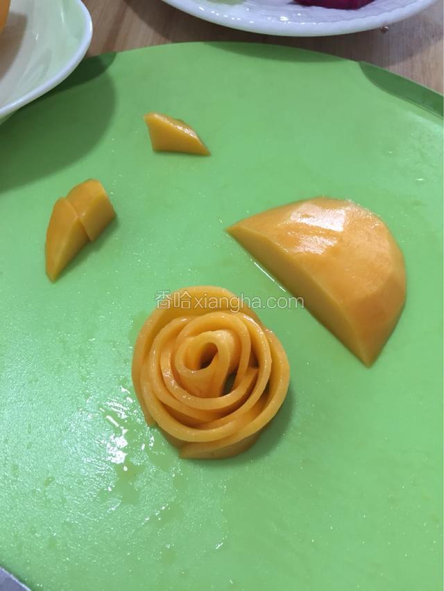 芒果去皮切片 做成玫瑰花形状