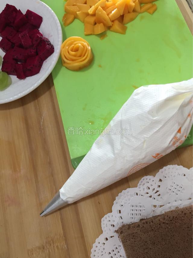 选择自己喜欢的裱花嘴的形状 将奶油装入裱花袋中
