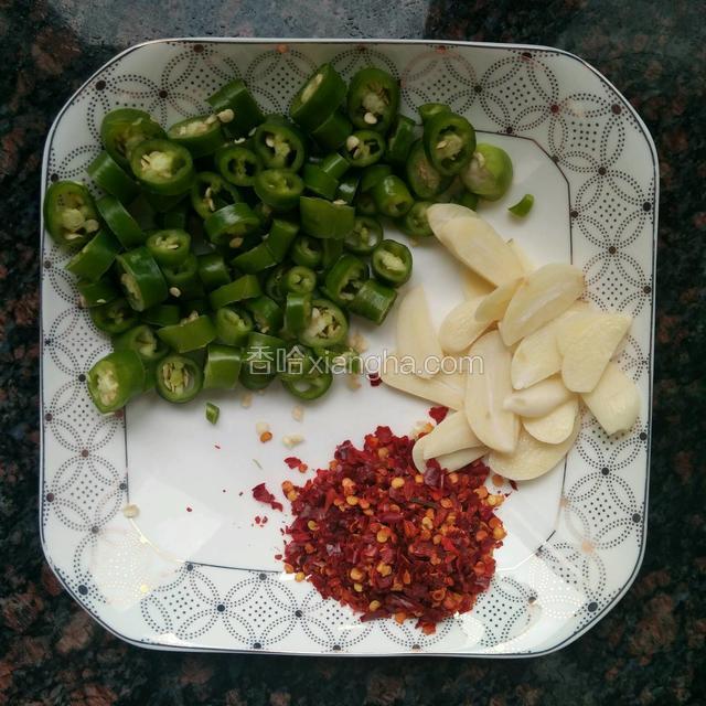 辣椒切圈，蒜切片