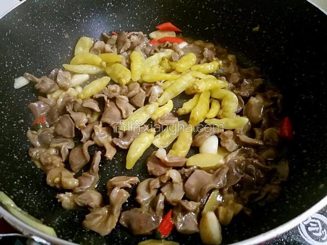 此时倒入泡椒翻炒