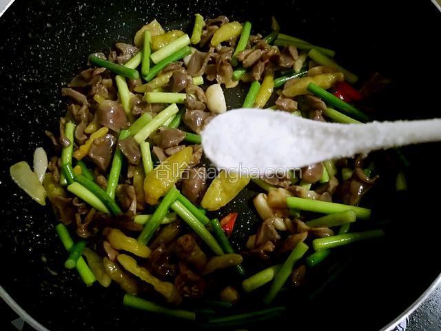 加入适量的盐继续翻炒