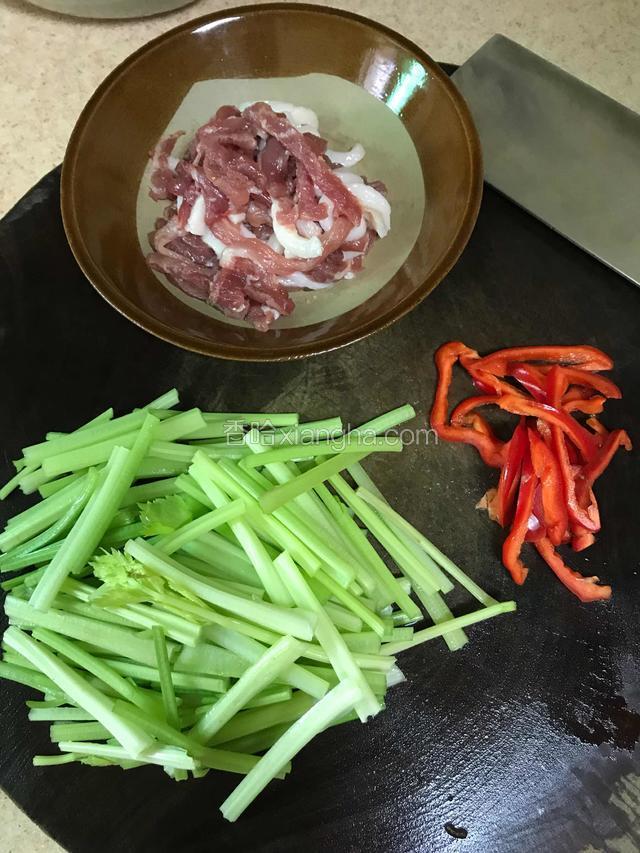 主要食材洗净：芹菜去叶切成5、6厘米的段，肉和红椒切成丝。