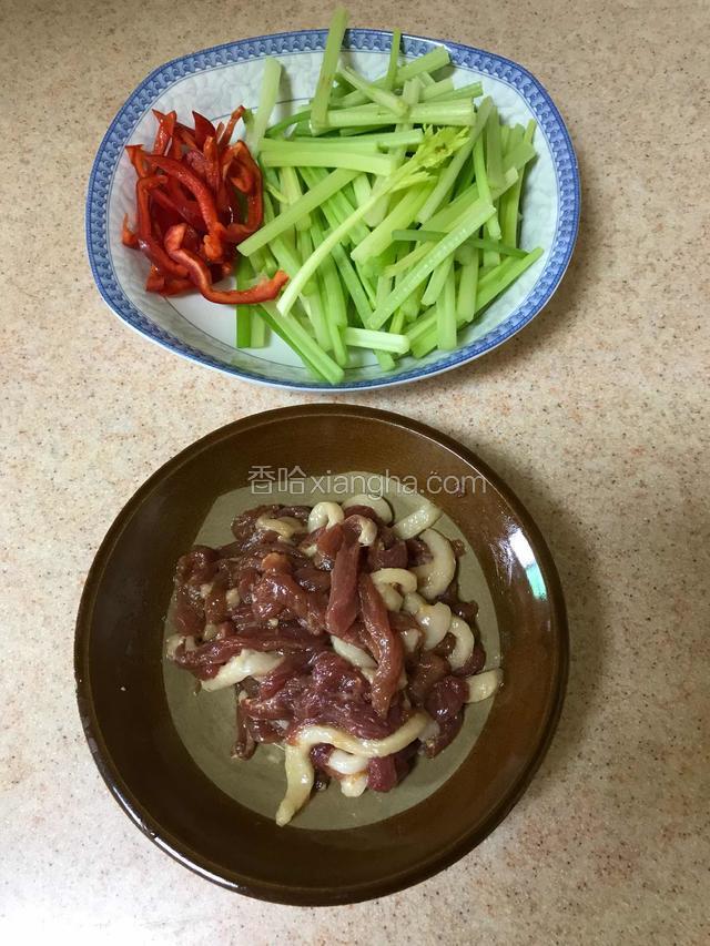 肉丝中少加入一些肥肉丝，加油、生抽、生粉抓匀码味10分钟左右。