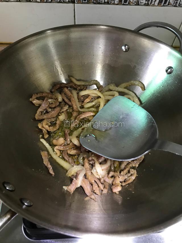 肉丝变色后大火烹入适量料酒。