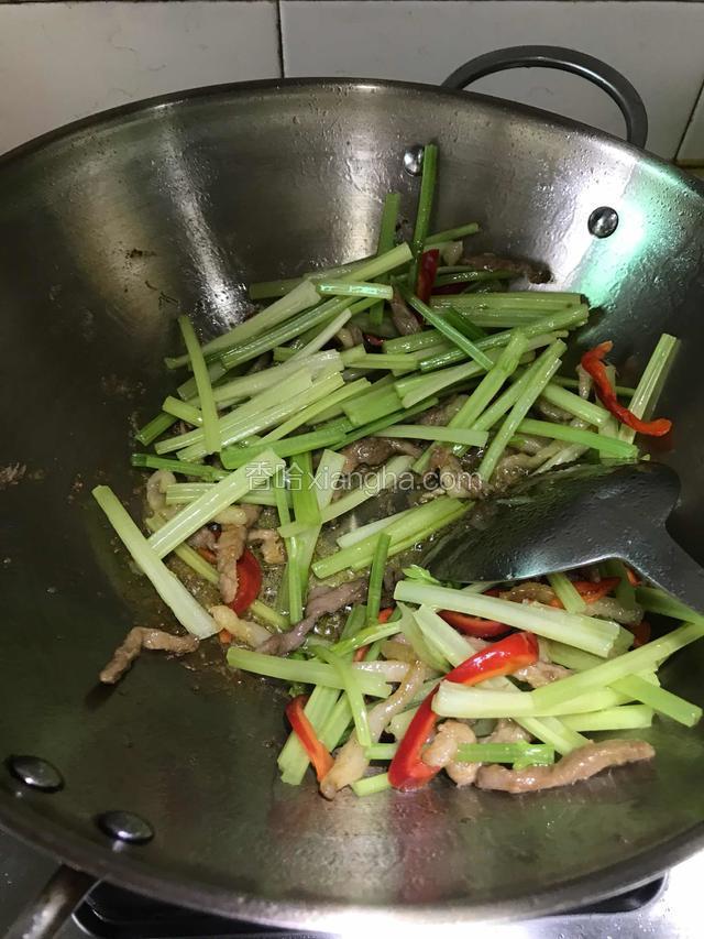 下芹菜和红椒丝翻炒。
