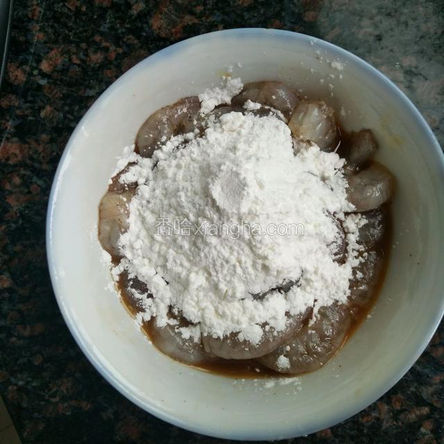 倒入淀粉稍抓匀