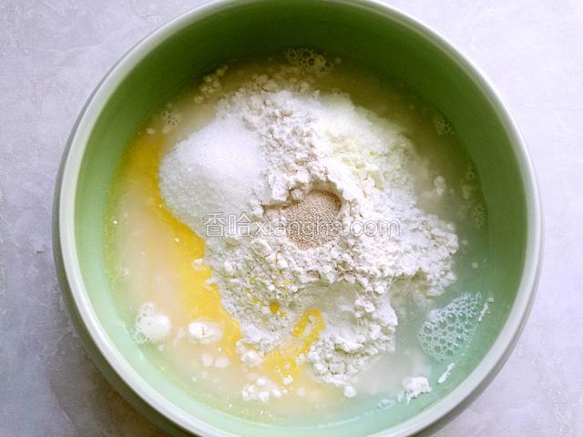 把所有制作面包的材料放入碗中(除黄油外)。
