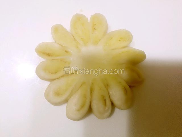 把剪好的面团摆成花形。