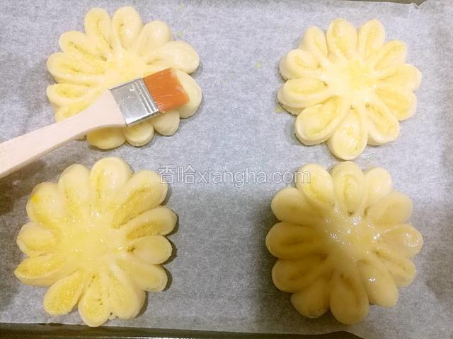 在发酵好的面团表面刷一层鸡蛋液。