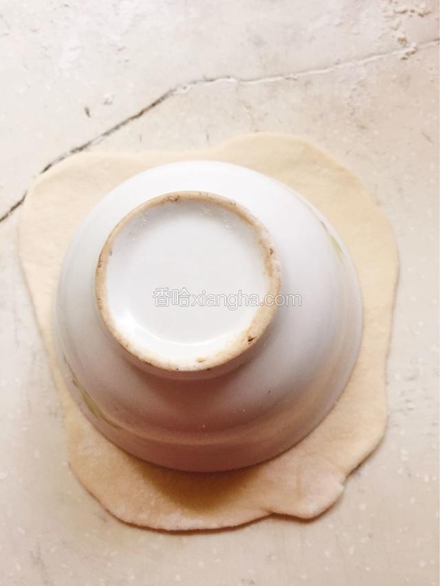 揪一团面图擀成圆薄片，我是偷懒，直接擀薄用碗口压出形状，扯掉多余面粉，扯下的面粉揉一下还能用