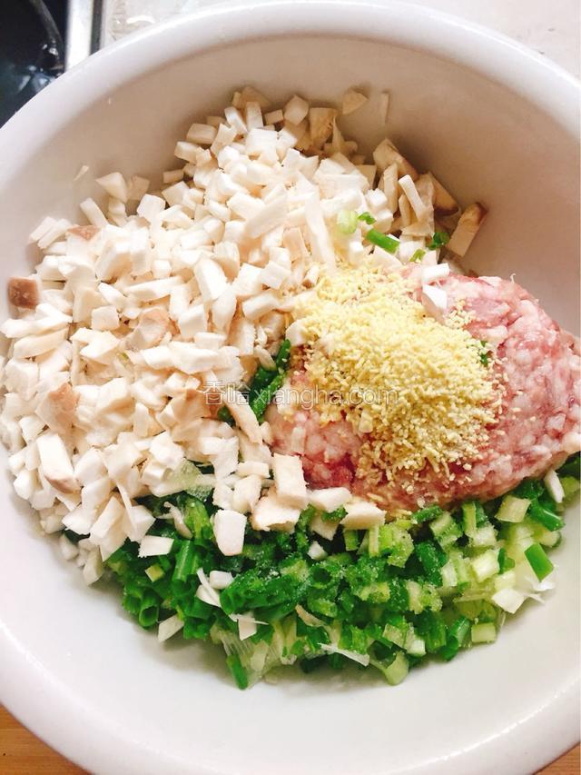 把肉末，杏鲍菇丁，葱花都倒一起，加味精，盐，料酒拌匀调味备用