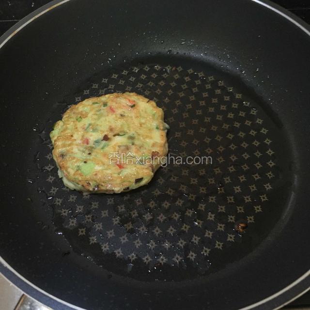 翻面，煎另一面。一定要小火煎，
煎至双面都稍微金黄就可以了。