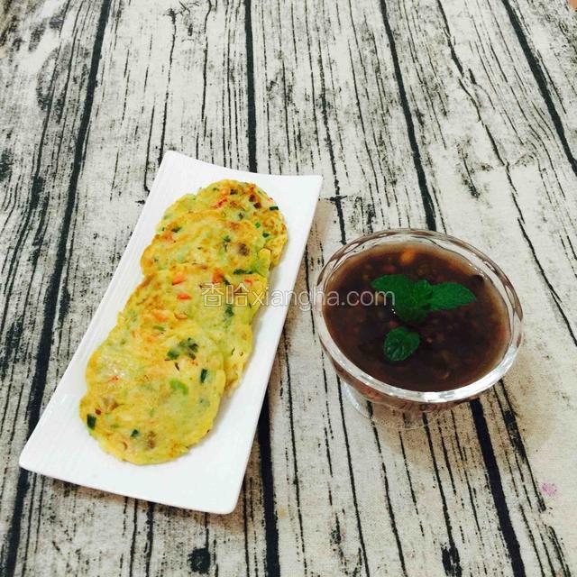 香菇虾仁丝瓜烙饼
三豆薏米粥
美好的一天从美味的早餐开启了……