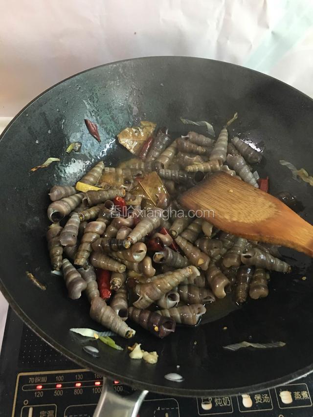 接着依次加入，料酒、生抽 翻炒均匀